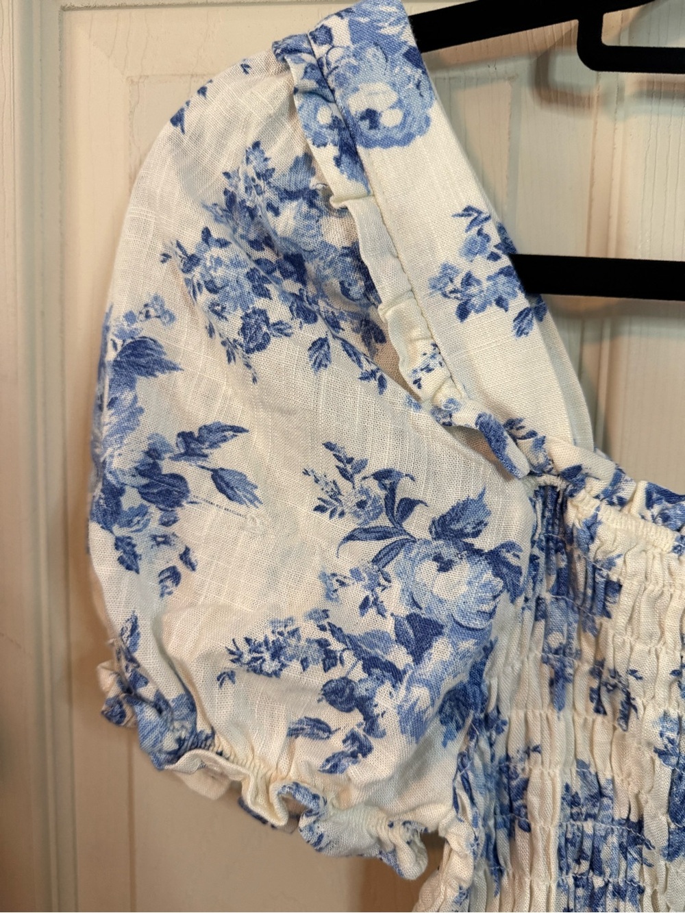 Monteau Ruched White Crop Top with Blue Floral Print Puff Sleeve Size Medium NEW - Picture 3 of 8